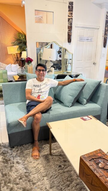 Nuestro cliente feliz con su promoción de este increíble sofá a $15 🤩🛋️✨, ¡te esperamos en nuestra mansión para que descubras increíbles oportunidades!

Ven y enamorate de oportunidades irresistibles 🥰🥰 disfruta de la calidad en muebles que mereces en la mansión Dejavu tenemos de todo para ti 🤩

Los precios NO incluyen ITBMS
Pieza única / oferta valida hasta agotar la existencia

Visítanos en: 📍entre la Av. Federico Boyd y Calle 50, Diagonal al Scotiabank, frente a la Fundación Gabriel Lewis Galindo.

Y CONTÁCTANOS a los 📞

Edgardo 📲 + 507 6342-3466
Christopher 📲 +507 6948-4846
Anabel 📲 +507 6553-7970
Héctor 📲 +507 6833-1738

#panamá #muebleria #furniture #desing decoracion